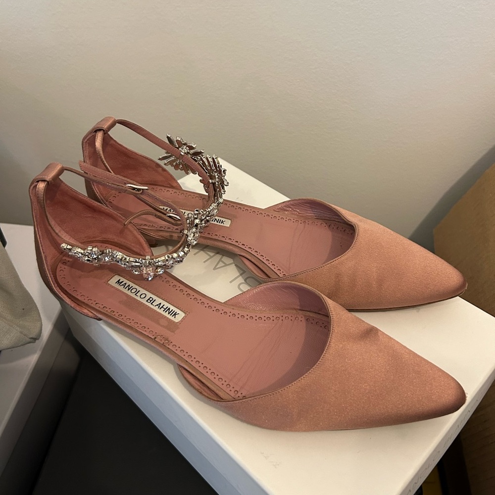 Manolo Blahnik Size 40 Sicaria flats in mauve pink satin